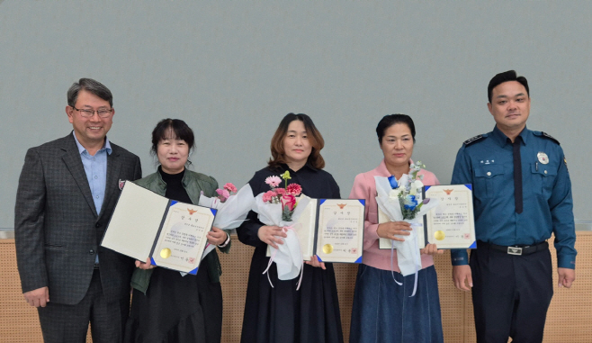 30일 (첨단 기술로 범죄 예방, 홍성군 CCTV 관제 우수 사례 ‘주목’)_서종일 홍보전산담당관, 관제원 이미현, 전미영, 유승연, 최석진 범죄예방대응과장