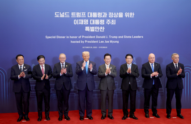 정상들과 기념촬영하는 이재명 대통령<YONHAP NO-6533>