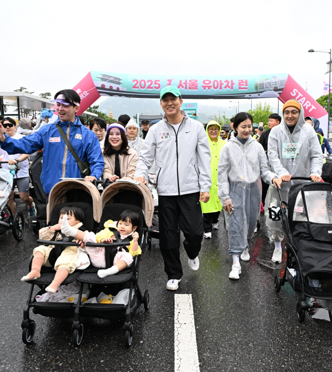 사진5. 오세훈 서울시장이 3일 오전 광화문광장에서 열린 '2025 서울 유아차 런' 참가자들과 함께 걷고 있다.