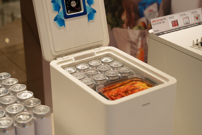 [앳홈 사진자료 2] 부산 신세계백화점 센텀시티점에서 운영된 미닉스 팝업스토어에 전시된 신제품 ‘더 시프트’ (1)