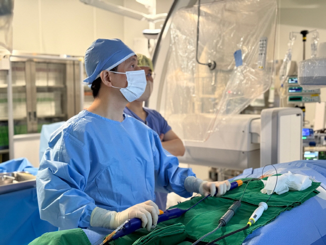 방사능 제로 펄스장 절제술을 시술 중인 중앙대학교광명병원 순환기내과 임홍의 교수