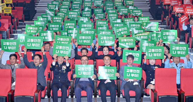 [붙임]_교통사고_줄이기_한마음대회_사진_3(피켓_퍼포먼스)