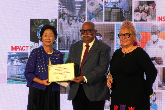 사진1_제18회 고촌상 시상식에서 (왼쪽부터) 종근당고촌재단 정재정 이사장, 몰바이오 다이그노스틱스 스리람 나타라잔 대표, Stop TB Partnership 루치카 디띠우 사무국장이 기념촬영을 하고 있다.