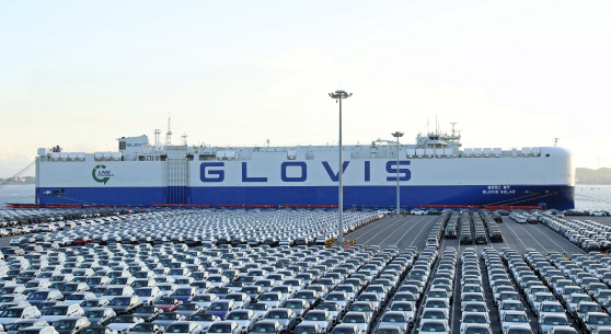 현대글로비스가 지난해 도입한 LNG 이중연료 추진 엔진 탑재 자동차운반선 '글로비스 솔라'가 최근 현대글로비스 평택항 자동차전용 부두(HPIT)에서 차량 선적을 기다리고 있는 모습 (2)