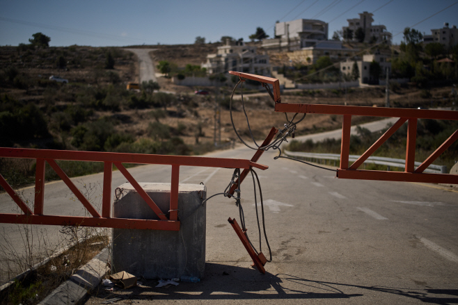 Mideast Wars West Bank Barriers <YONHAP NO-7792> (AP)