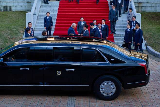 트럼프 대통령 배웅하는 이재명 대통령