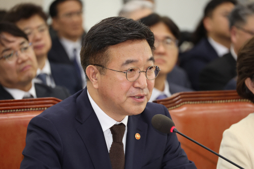 답변하는 윤호중 행정안전부 장관<YONHAP NO-3443>