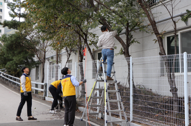 사진자료_코렌스 임직원 참여 봉사활동과 기부 진행 현장_4