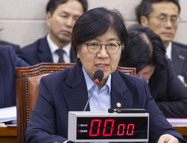 보건복지위원회 국감에서 답변하는 정은경 복지...<YONHAP NO-5147>