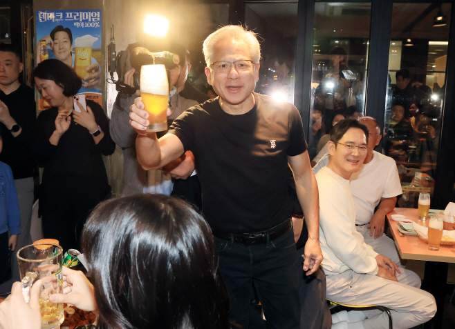 젠슨 황, 손님들과 치어스!