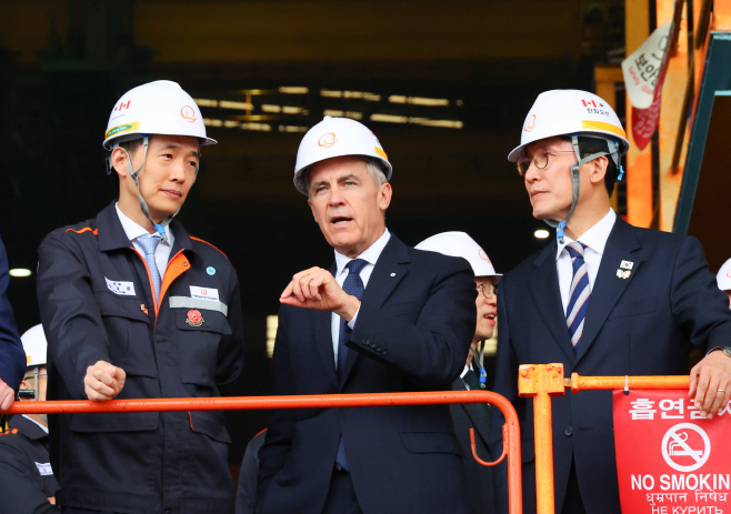 한화오션 거제조선소 조립 공장 시찰하는 한-캐...<YONHAP NO-5167>