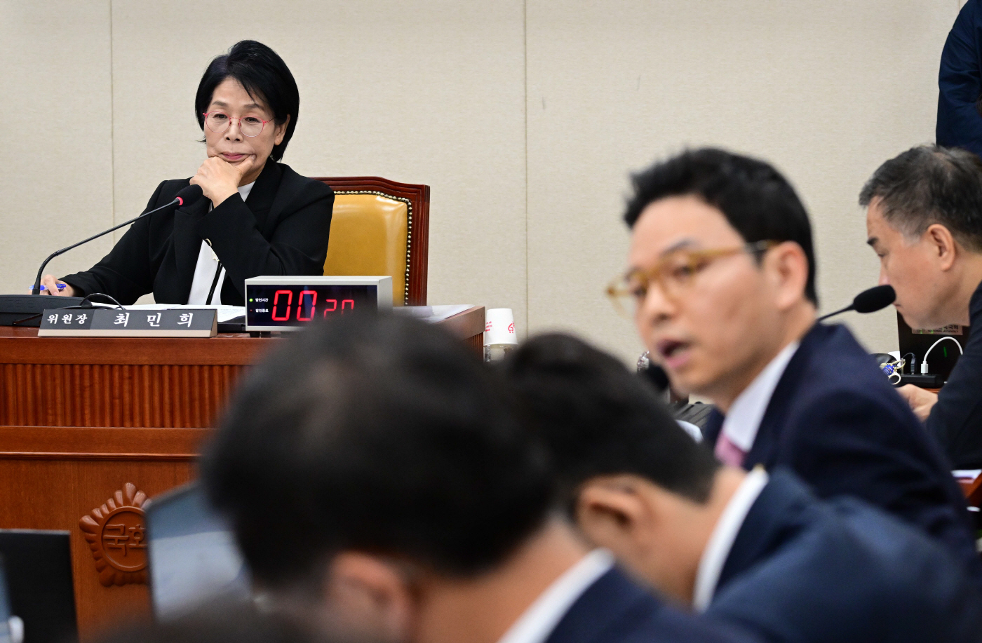 [포토][2025 국감] 박정훈 국민의힘 의원의 사퇴 요구 발언 듣는 최민희 국회 과방위원장