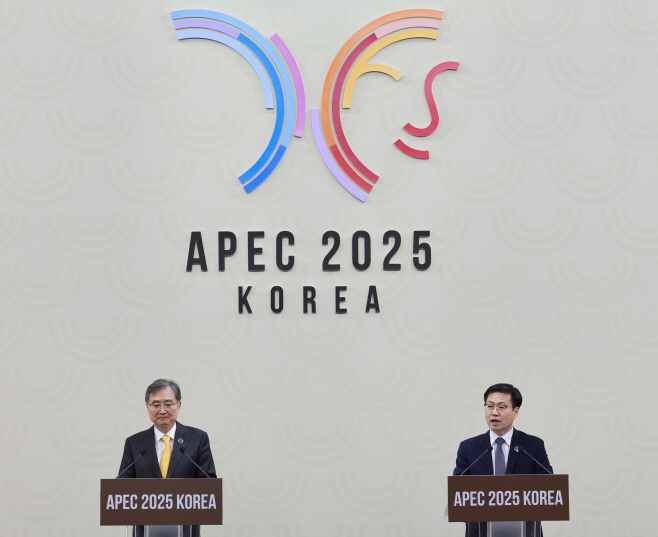 APEC 합동각료회의(AMM) 기자회견<YONHAP NO-5219>
