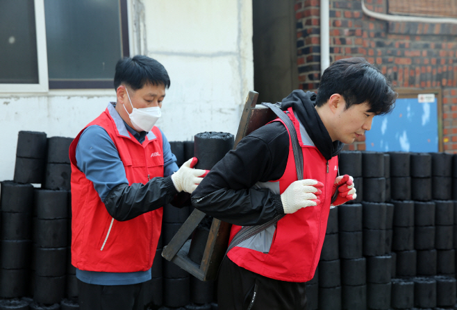 (보도사진2) ABL생명, 에너지 취약계층에 사랑의 연탄 2만장 기부