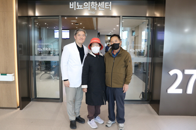 왼쪽부터 비뇨의학과 김시현 교수와 환자, 환자 보호자f