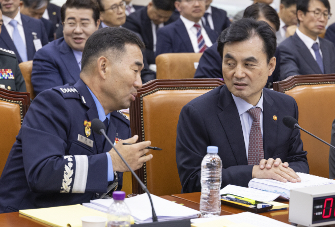 대화하는 안규백 국방부 장관과 진영승 합참의장<YONHAP NO-5049>