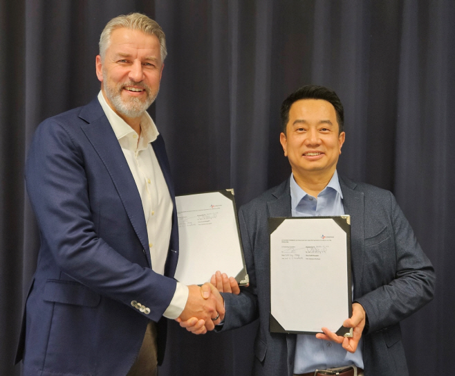 [사진]파트너십 체결식에서 기념사진 촬영을 하고있는 정혁성 CJ제일제당 BMS본부장(오른쪽)과 프레드릭 베리에고르 BIQ머티리얼즈 회장