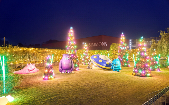 시몬스 테라스에 배치된 크리스마스 트리 및 일루미네이션./시몬스