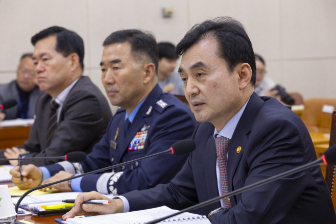 핵추진 잠수함 관련 질의에 답하는 안규백 국방...<YONHAP NO-4298>