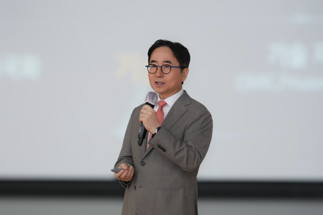 [참고사진]삼성전기 장덕현 사장이 창립기념식에서 기념사를 하고 있다(2)