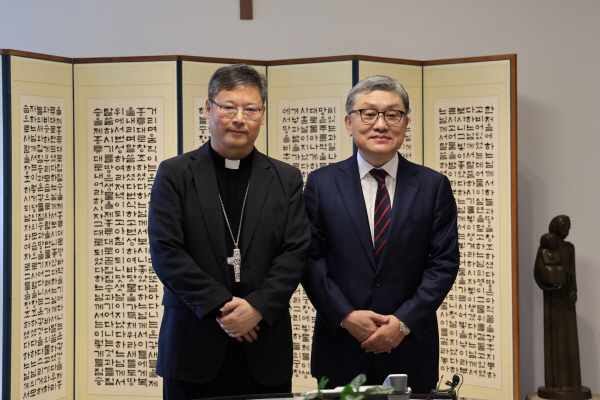 ⓒ천주교 서울대교구 25_1031_신형식 주교황청대사 접견 (1)