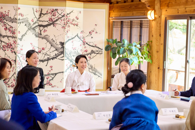 김혜경 여사, 한복디자이너 차담회 참석<YONHAP NO-6223>