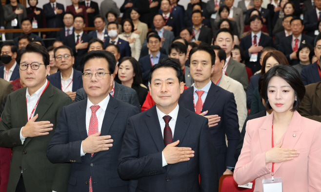 국기에 경례하는 장동혁 대표<YONHAP NO-3248>