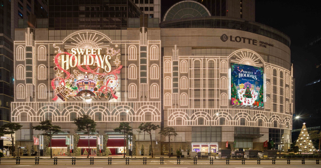 1. [롯데백화점] 2025년 롯데백화점 크리스마스 비주얼 테마 스위트 홀리데이(Sweet Holidays)로 물든 롯데타운 명동 전경