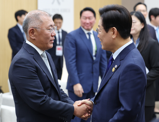 정의선 현대차그룹 회장 맞이하는 이재명 대통령