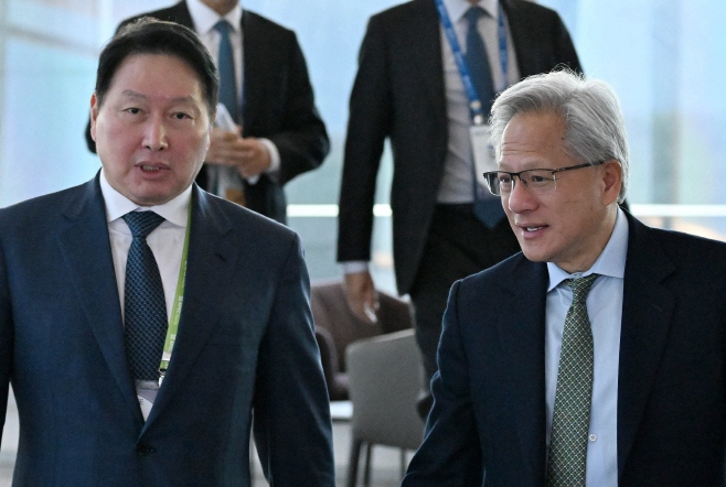 젠슨 황 최고경영자, 최태원 회장과 환담<YONHAP NO-4598>