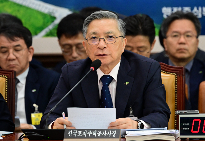 [포토][2025 국감] 답변하는 이한준 LH사장