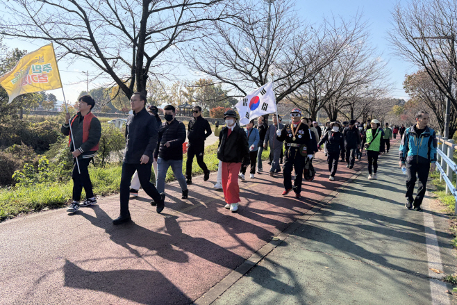 251104 풍성한 가을맞이 행사 이어져(칠금금릉동 걷기행사)1