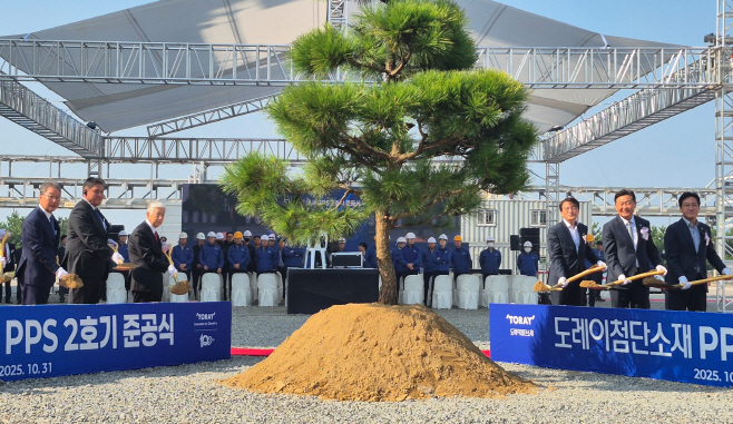 (왼쪽부터) 김영섭 도레이첨단소재 사장, 큐노 모토히사 도레이첨단소재 회장, 닛카쿠 아키히로 도레이 회장, 김의겸 새만금개발청장, 김관영 전북특별자치도지사, 신영대 국회의원