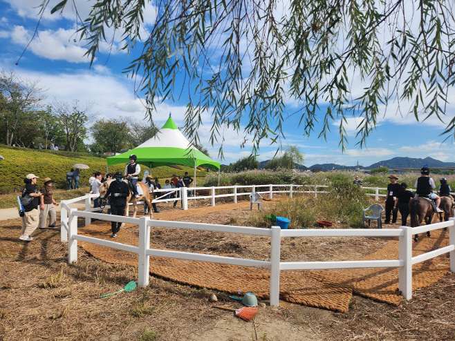 순천만국가정원 내 스페이스브릿지 하부 동천변에서 진행된 도심승마체험