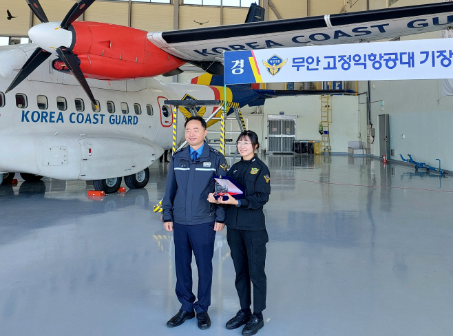 무안고정익항공대에서 기념촬영