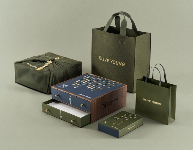 [CJ올리브영] 올리브영이 'APEC 2025 KOREA' 기간 제공한 각 회원 정상 공식 선물 'The Best K-Beauty Selection' 및 정부 대표단 등 기념품 이미지