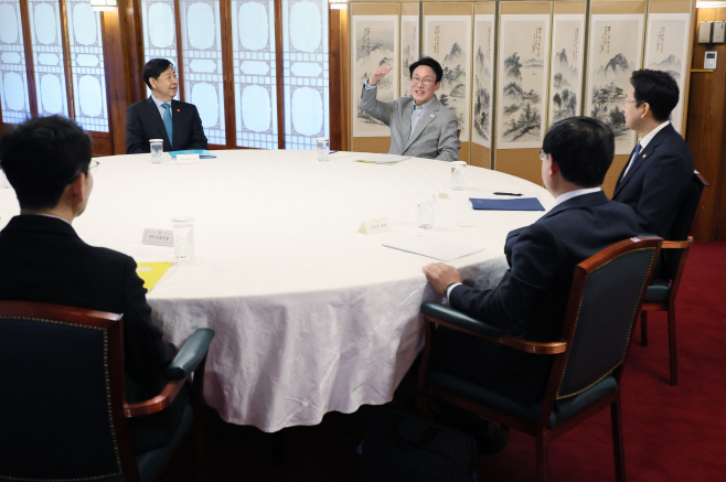 김민석 국무총리, 3+알파(α) 회의 주재<YONHAP NO-4383>