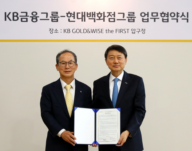 [사진자료] 10월 31일 ‘KB GOLD&WISE the FIRST 압구정’에서 진행된 업무협약식에서 양종희 KB금융그룹 회장과 장호진 현대지에프홀딩스 사장이 기념 촬영을 하고  (1)