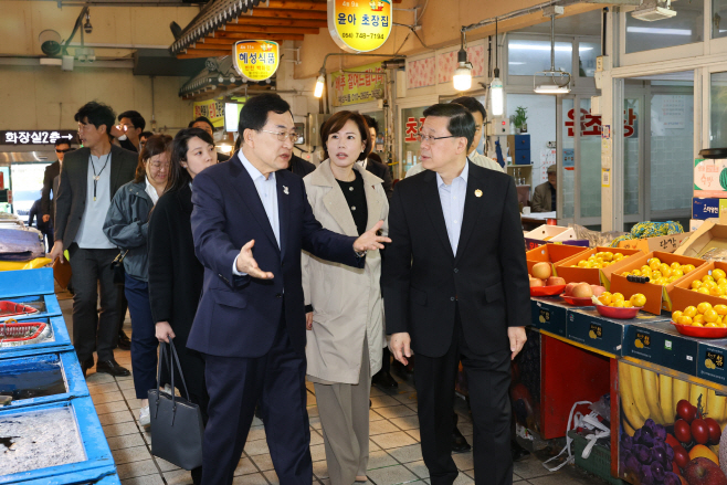 주낙영 경주시장이 홍콩 존 리 행정수반에게 중앙시장 내 상점가를 안내하며 전통시장 현황을 설명하고 있다 (1)