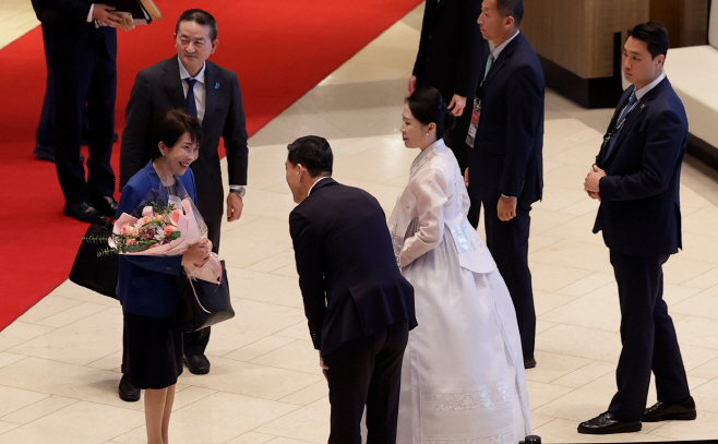 사진 1_10월 30일 APEC 정상회의 참석을 위해 방한한 다카이치 사나에 일본 총리가 라한셀렉트 경주에 도착한 뒤 인사를 나누고 있다.