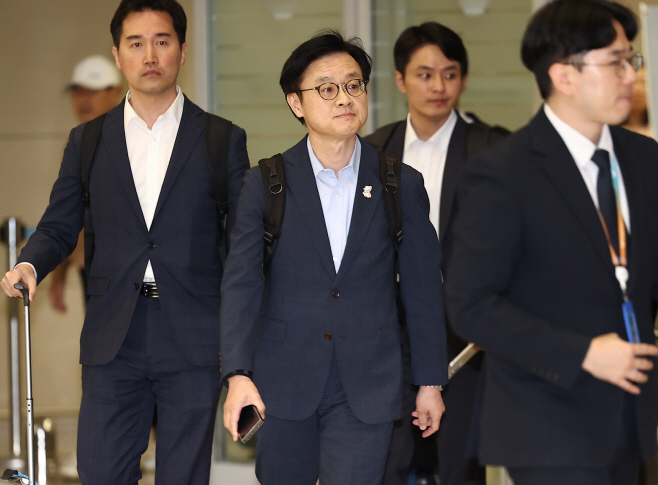 귀국한 김정관 산업통상부 장관<YONHAP NO-4742>