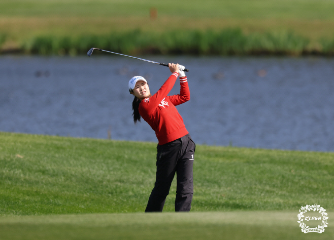 아이언샷 하는 고지원