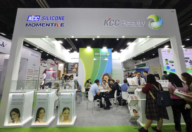 인코스메틱 아시아 2024에 참석한 KCC실리콘 부스 현장 사진