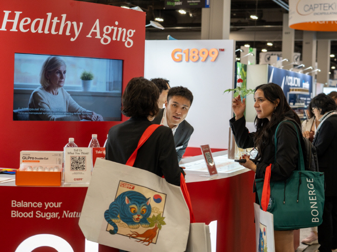 [사진2]KGC인삼공사 직원이 고객에게 G1899의 표준화된 원료에 대해 설명하고 있다.