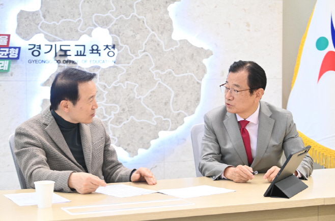 지난 23년 12월 이현재 하남시장(오른쪽)이 경기도교육청을 방문해 임태희 경기도교육감(왼쪽)에 하남교육지원청 신설을 건의하고 있는 모습./하남시