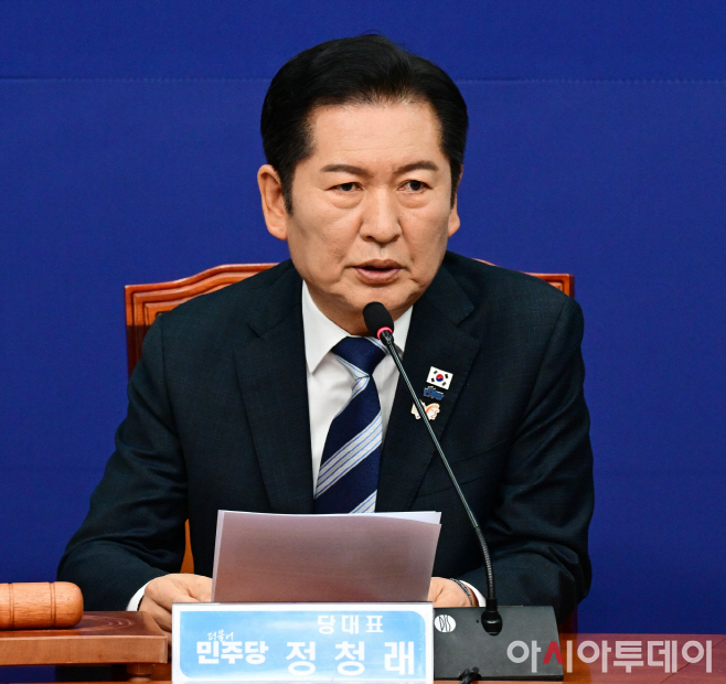 정청래 더불어민주당 대표가 31일 국회에서 열린 최고위원회의에서 모두발언을 하고 있다. 이병화 기자