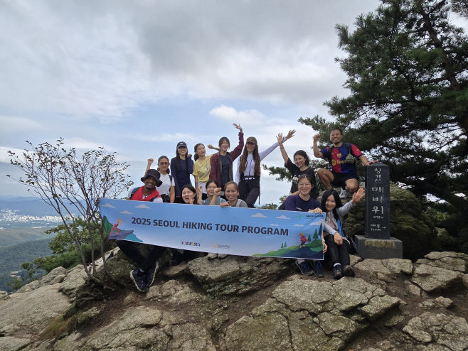 (사진2) 정기 등산체험 프로그램에 참여 중인 외국인 등산객들의 모습