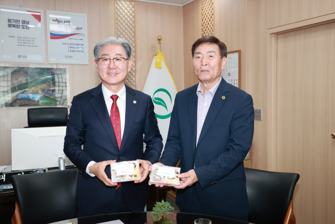 #1. 251103 보도사진1(오른쪽 황진탁 씨가 지난 30일 오태완 군수를 만나 떡 600인분을 전달했다)