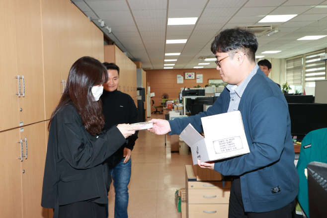 #1. 251103 보도사진2(황진탁 씨가 준비한 600인분의 떡이 군청 공무원들에게 전달되고 있다)