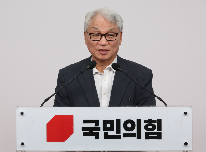 브리핑하는 여상원 윤리위원장<YONHAP NO-3870>